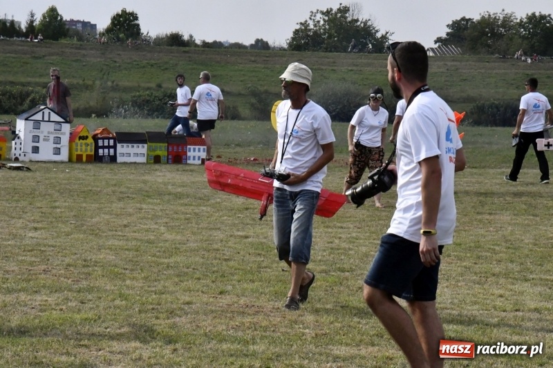 Zdjęcie w galerii na portalu naszraciborz.pl: XI Międzynarodowy Raciborski Piknik Modelarski zgomadził nad Ulgą tłumy. FOTO i WIDEO wiadomości z regionu