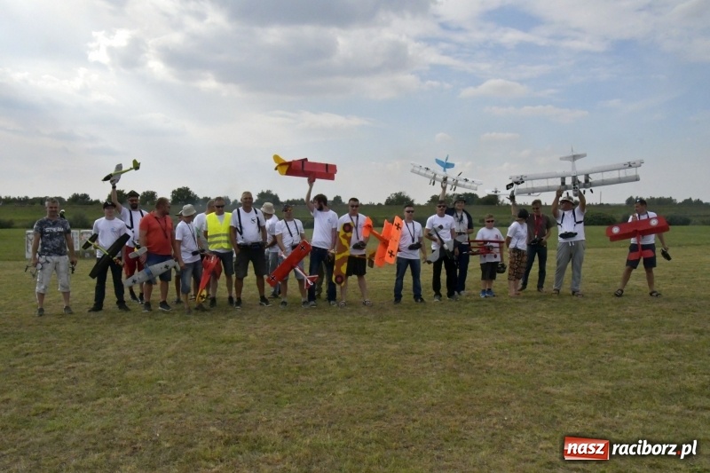 Zdjęcie w galerii na portalu naszraciborz.pl: XI Międzynarodowy Raciborski Piknik Modelarski zgomadził nad Ulgą tłumy. FOTO i WIDEO wiadomości z regionu