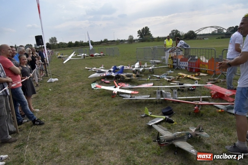 Zdjęcie w galerii na portalu naszraciborz.pl: XI Międzynarodowy Raciborski Piknik Modelarski zgomadził nad Ulgą tłumy. FOTO i WIDEO wiadomości z regionu