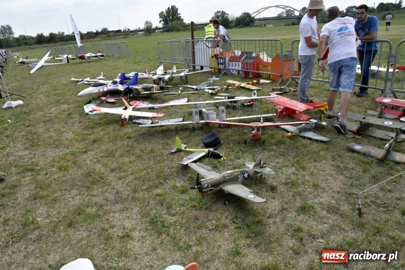 Zdjęcie w galerii na portalu naszraciborz.pl: XI Międzynarodowy Raciborski Piknik Modelarski zgomadził nad Ulgą tłumy. FOTO i WIDEO wiadomości z regionu
