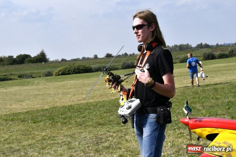 Zdjęcie w galerii na portalu naszraciborz.pl: XI Międzynarodowy Raciborski Piknik Modelarski zgomadził nad Ulgą tłumy. FOTO i WIDEO wiadomości z regionu