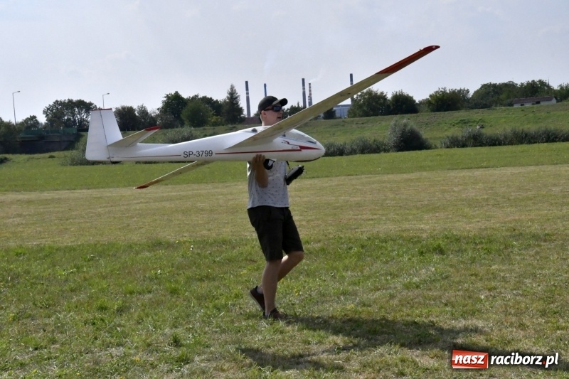 Zdjęcie w galerii na portalu naszraciborz.pl: XI Międzynarodowy Raciborski Piknik Modelarski zgomadził nad Ulgą tłumy. FOTO i WIDEO wiadomości z regionu