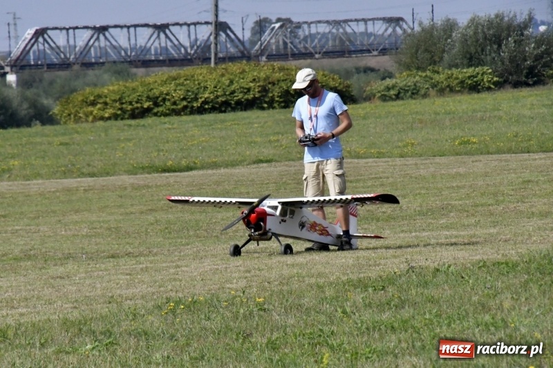 Zdjęcie w galerii na portalu naszraciborz.pl: XI Międzynarodowy Raciborski Piknik Modelarski zgomadził nad Ulgą tłumy. FOTO i WIDEO wiadomości z regionu