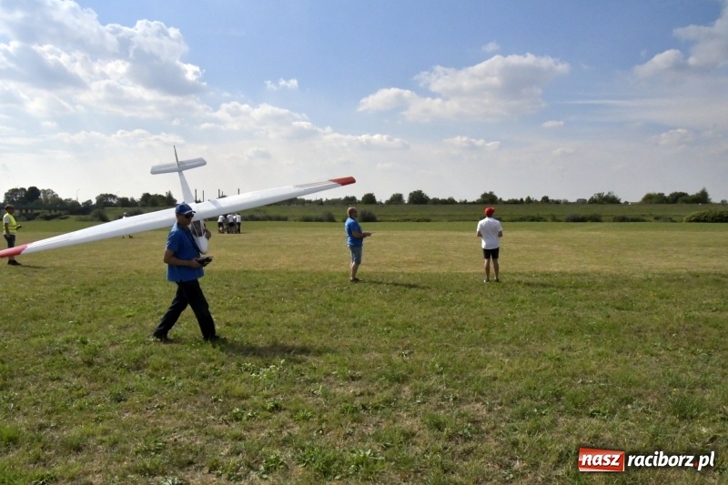 Zdjęcie w galerii na portalu naszraciborz.pl: XI Międzynarodowy Raciborski Piknik Modelarski zgomadził nad Ulgą tłumy. FOTO i WIDEO wiadomości z regionu