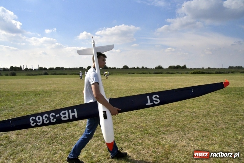 Zdjęcie w galerii na portalu naszraciborz.pl: XI Międzynarodowy Raciborski Piknik Modelarski zgomadził nad Ulgą tłumy. FOTO i WIDEO wiadomości z regionu