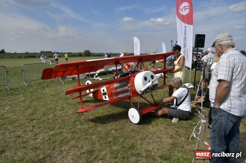 Zdjęcie w galerii na portalu naszraciborz.pl: XI Międzynarodowy Raciborski Piknik Modelarski zgomadził nad Ulgą tłumy. FOTO i WIDEO wiadomości z regionu