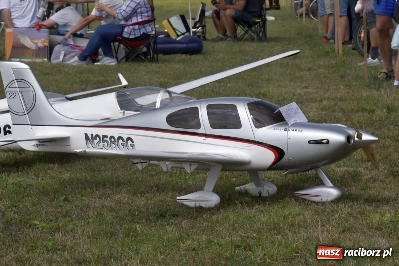 Zdjęcie w galerii na portalu naszraciborz.pl: XI Międzynarodowy Raciborski Piknik Modelarski zgomadził nad Ulgą tłumy. FOTO i WIDEO wiadomości z regionu
