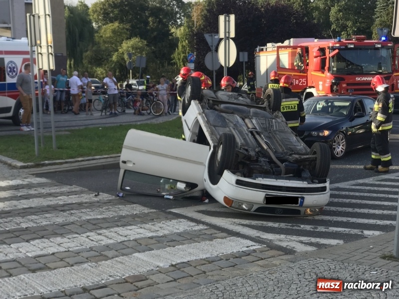Zdjęcie w galerii na portalu naszraciborz.pl: Dachowanie volkswagena polo na Odrzańskiej  wiadomości z regionu