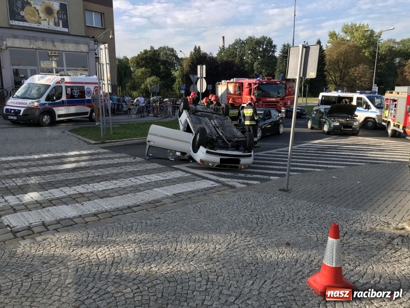 Zdjęcie w galerii na portalu naszraciborz.pl: Dachowanie volkswagena polo na Odrzańskiej  wiadomości z regionu