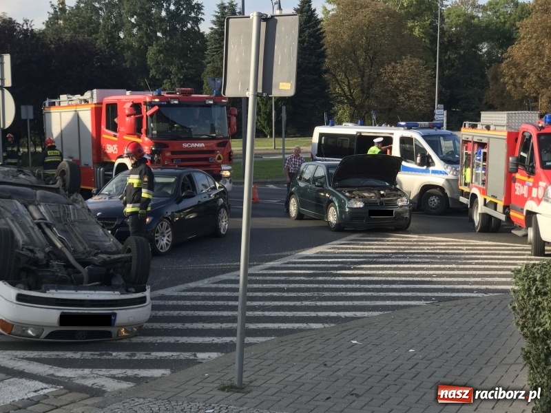 Zdjęcie w galerii na portalu naszraciborz.pl: Dachowanie volkswagena polo na Odrzańskiej  wiadomości z regionu