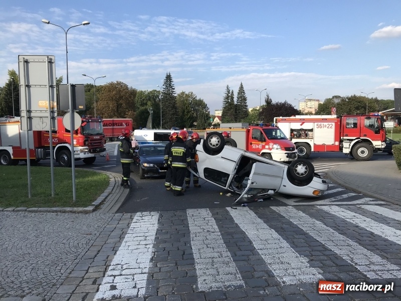 Zdjęcie w galerii na portalu naszraciborz.pl: Dachowanie volkswagena polo na Odrzańskiej  wiadomości z regionu