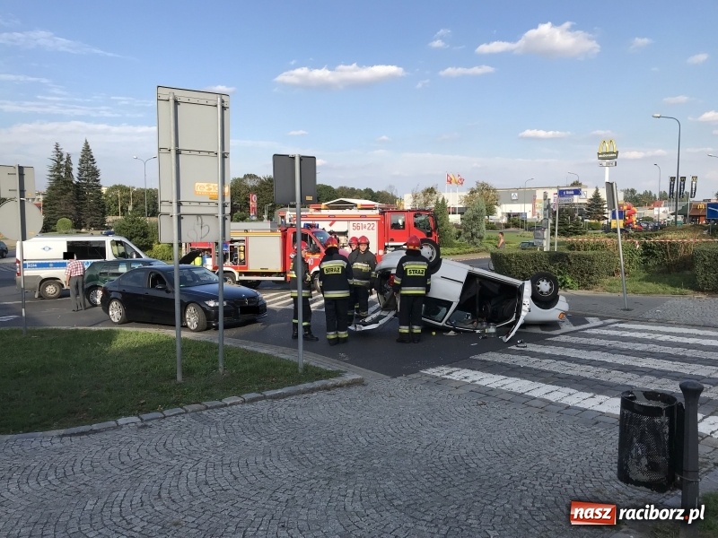 Zdjęcie w galerii na portalu naszraciborz.pl: Dachowanie volkswagena polo na Odrzańskiej  wiadomości z regionu