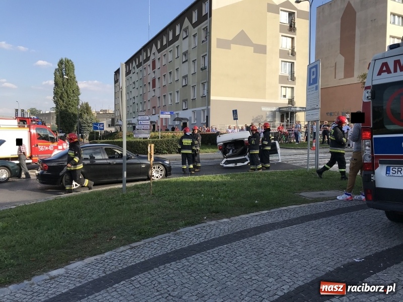 Zdjęcie w galerii na portalu naszraciborz.pl: Dachowanie volkswagena polo na Odrzańskiej  wiadomości z regionu