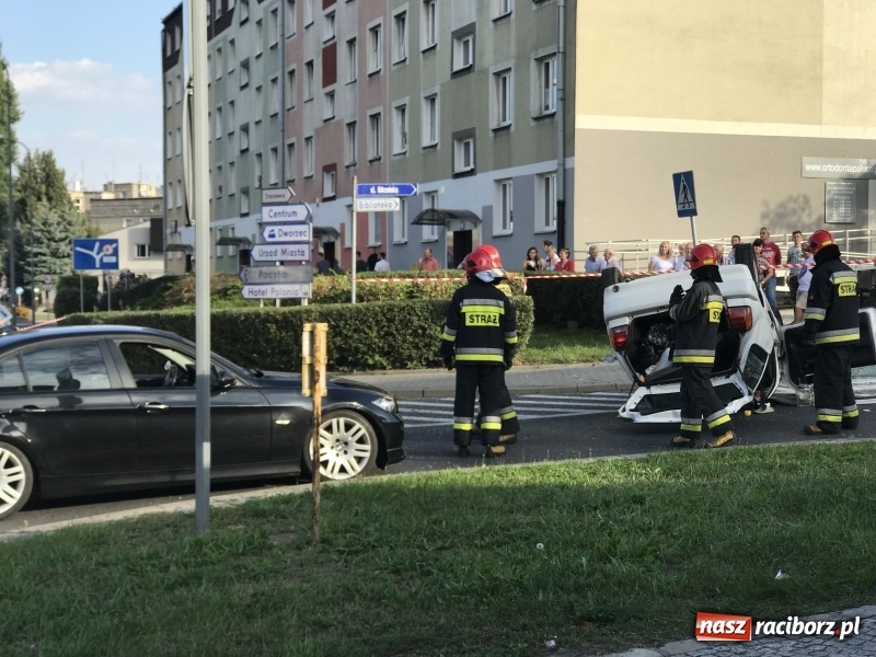 Zdjęcie w galerii na portalu naszraciborz.pl: Dachowanie volkswagena polo na Odrzańskiej  wiadomości z regionu