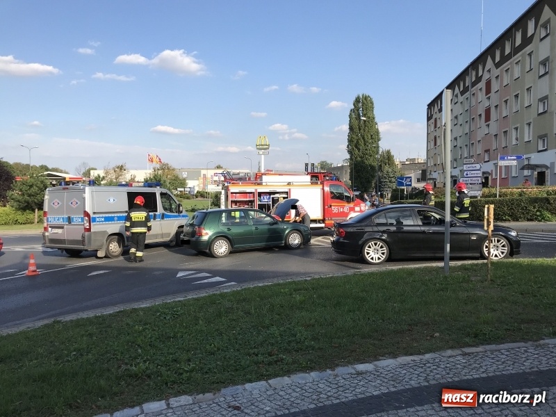 Zdjęcie w galerii na portalu naszraciborz.pl: Dachowanie volkswagena polo na Odrzańskiej  wiadomości z regionu