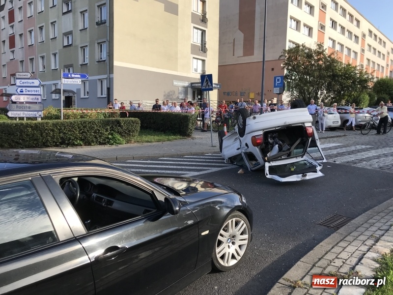 Zdjęcie w galerii na portalu naszraciborz.pl: Dachowanie volkswagena polo na Odrzańskiej  wiadomości z regionu