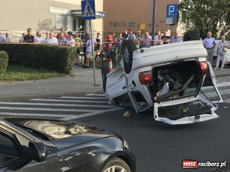 Zdjęcie w galerii na portalu naszraciborz.pl: Dachowanie volkswagena polo na Odrzańskiej  wiadomości z regionu