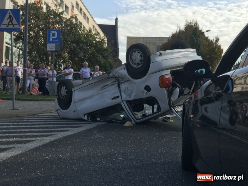 Zdjęcie w galerii na portalu naszraciborz.pl: Dachowanie volkswagena polo na Odrzańskiej  wiadomości z regionu