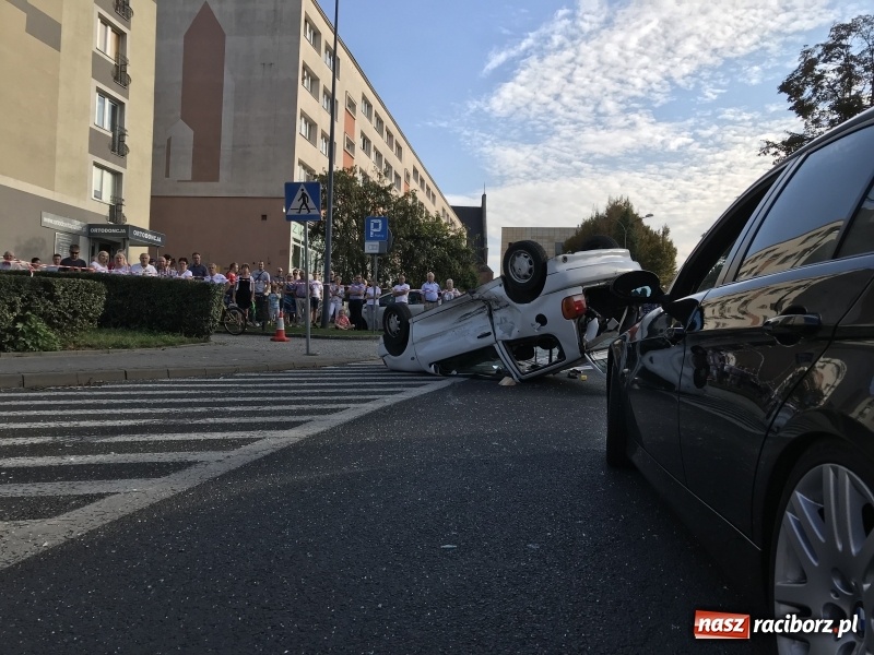 Zdjęcie w galerii na portalu naszraciborz.pl: Dachowanie volkswagena polo na Odrzańskiej  wiadomości z regionu