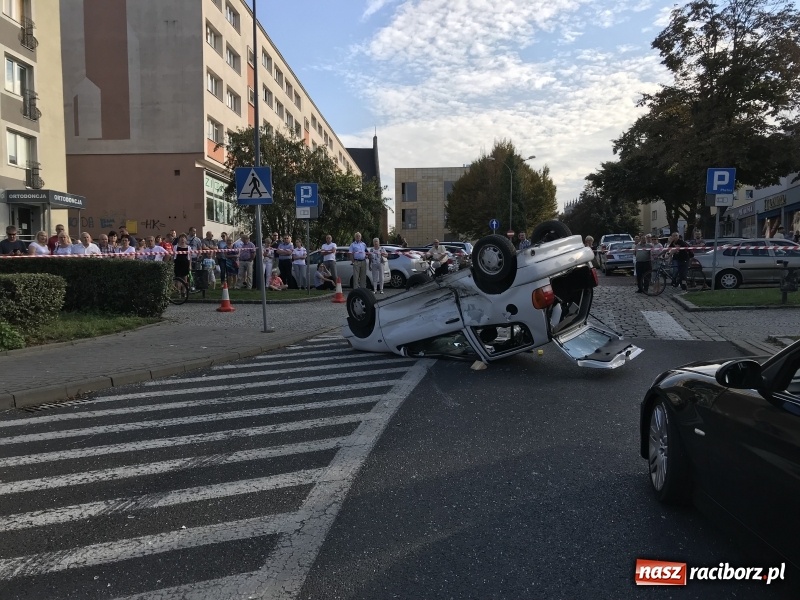 Zdjęcie w galerii na portalu naszraciborz.pl: Dachowanie volkswagena polo na Odrzańskiej  wiadomości z regionu
