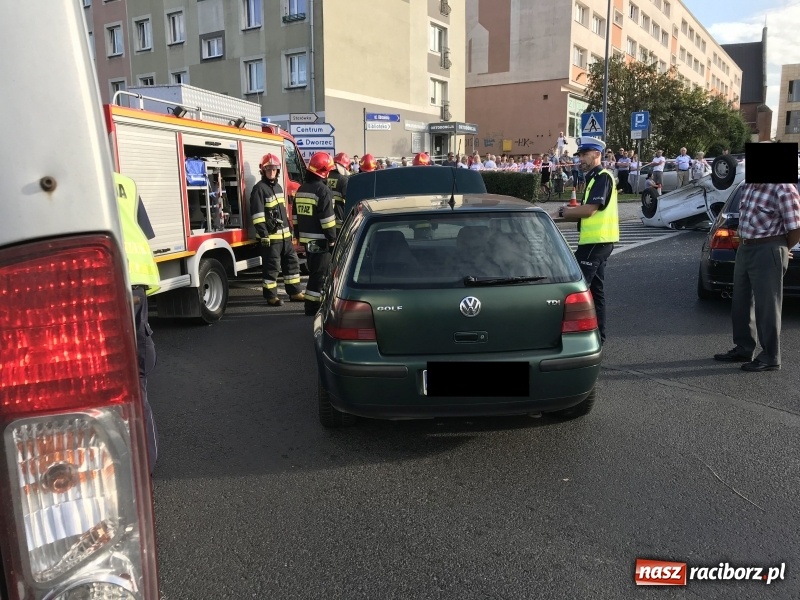 Zdjęcie w galerii na portalu naszraciborz.pl: Dachowanie volkswagena polo na Odrzańskiej  wiadomości z regionu