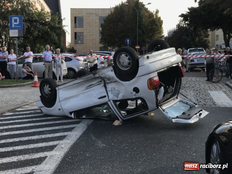 Zdjęcie w galerii na portalu naszraciborz.pl: Dachowanie volkswagena polo na Odrzańskiej  wiadomości z regionu
