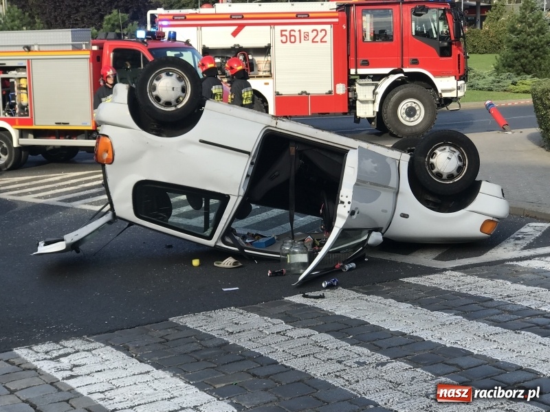 Zdjęcie w galerii na portalu naszraciborz.pl: Dachowanie volkswagena polo na Odrzańskiej  wiadomości z regionu