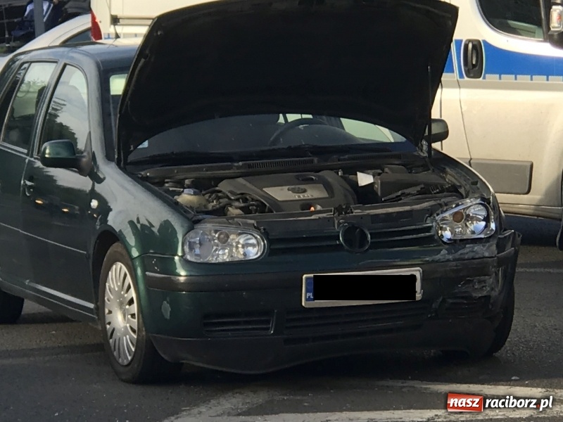 Zdjęcie w galerii na portalu naszraciborz.pl: Dachowanie volkswagena polo na Odrzańskiej  wiadomości z regionu