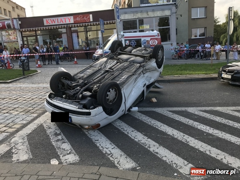 Zdjęcie w galerii na portalu naszraciborz.pl: Dachowanie volkswagena polo na Odrzańskiej  wiadomości z regionu