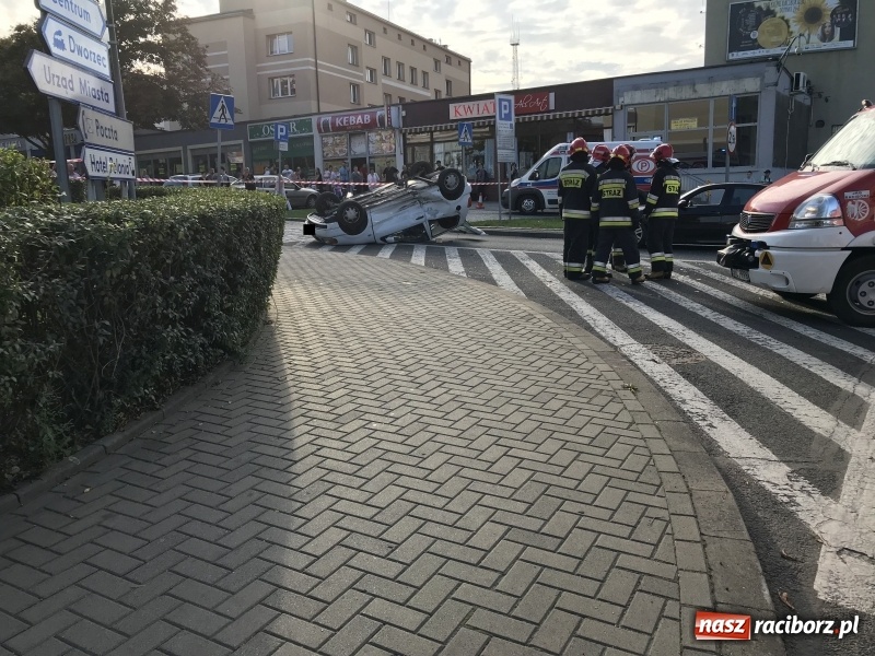Zdjęcie w galerii na portalu naszraciborz.pl: Dachowanie volkswagena polo na Odrzańskiej  wiadomości z regionu