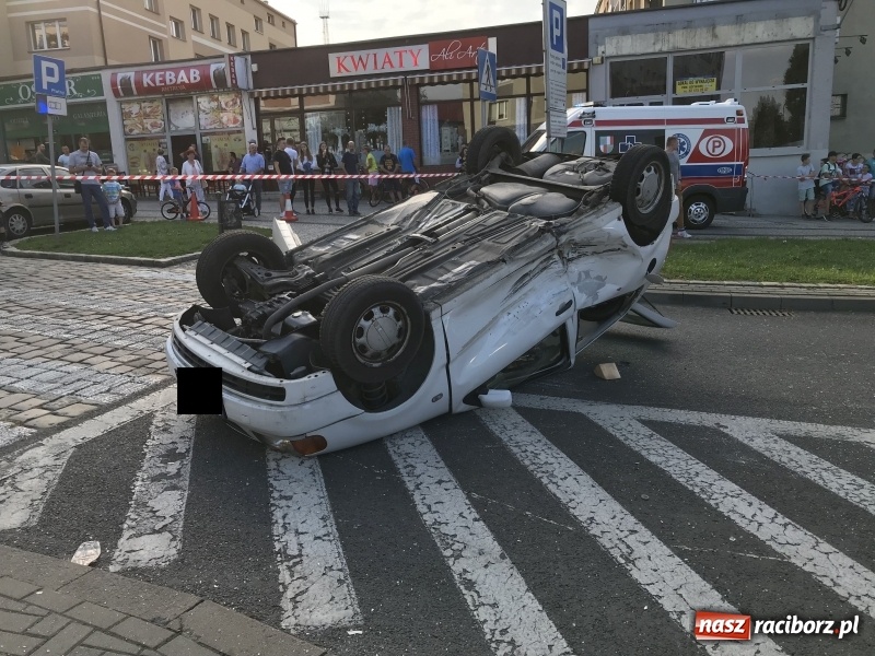 Zdjęcie w galerii na portalu naszraciborz.pl: Dachowanie volkswagena polo na Odrzańskiej  wiadomości z regionu
