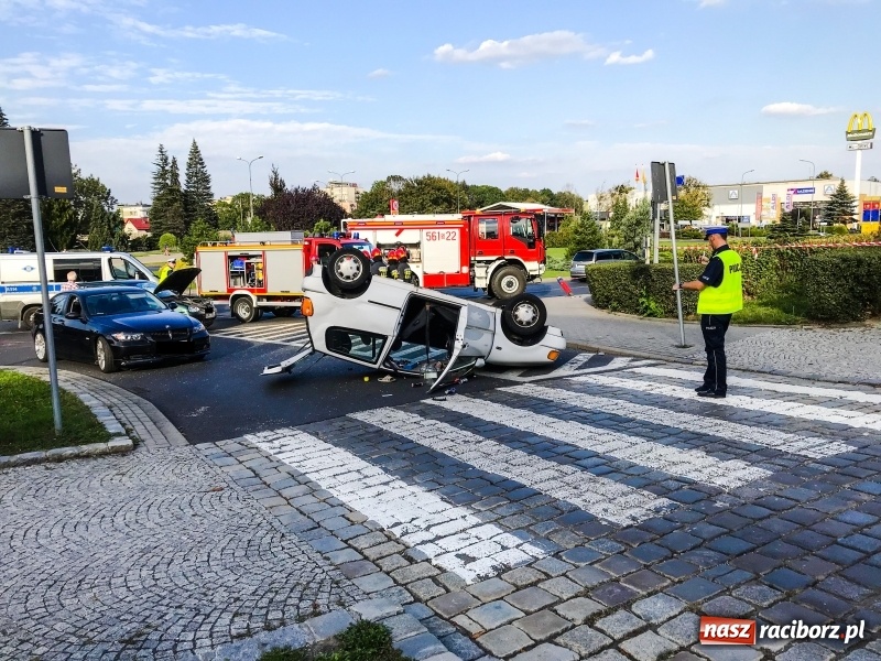 Zdjęcie w galerii na portalu naszraciborz.pl: Dachowanie volkswagena polo na Odrzańskiej  wiadomości z regionu