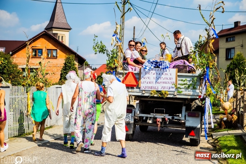 Zdjęcie w galerii na portalu naszraciborz.pl: Dożynki gminy Krzyżanowice. W Roszkowie jak na karnawale w Rio wiadomości z regionu