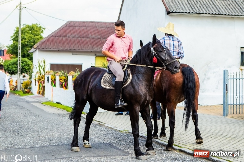 Zdjęcie w galerii na portalu naszraciborz.pl: Dożynki gminy Krzyżanowice. W Roszkowie jak na karnawale w Rio wiadomości z regionu