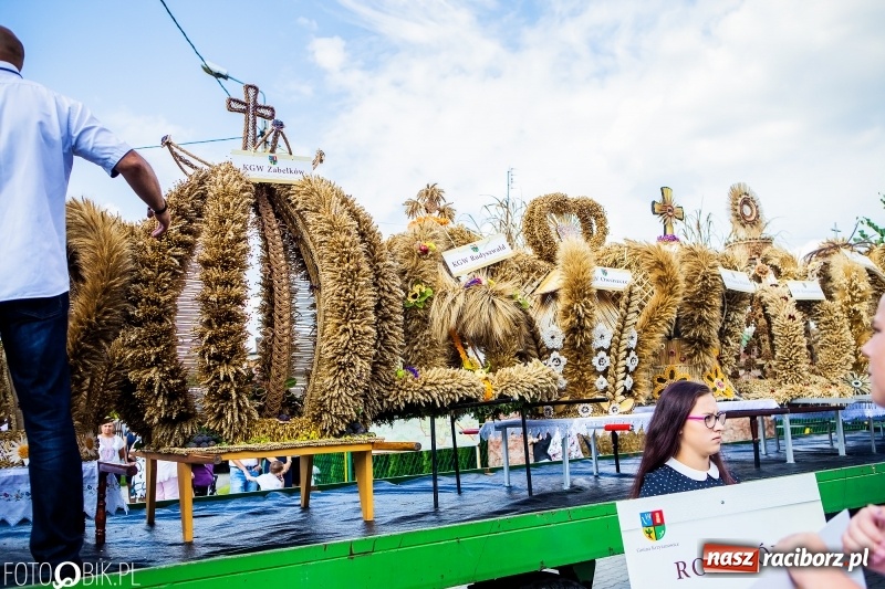 Zdjęcie w galerii na portalu naszraciborz.pl: Dożynki gminy Krzyżanowice. W Roszkowie jak na karnawale w Rio wiadomości z regionu