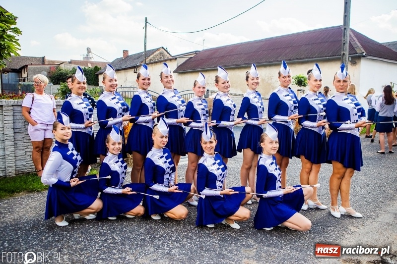 Zdjęcie w galerii na portalu naszraciborz.pl: Dożynki gminy Krzyżanowice. W Roszkowie jak na karnawale w Rio wiadomości z regionu
