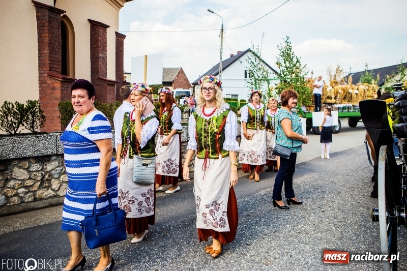 Zdjęcie w galerii na portalu naszraciborz.pl: Dożynki gminy Krzyżanowice. W Roszkowie jak na karnawale w Rio wiadomości z regionu