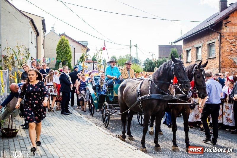 Zdjęcie w galerii na portalu naszraciborz.pl: Dożynki gminy Krzyżanowice. W Roszkowie jak na karnawale w Rio wiadomości z regionu