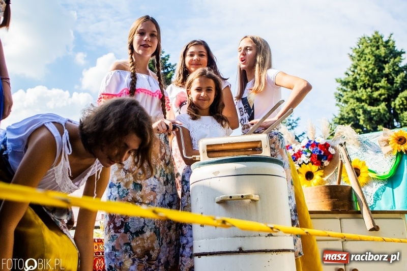 Zdjęcie w galerii na portalu naszraciborz.pl: Dożynki gminy Krzyżanowice. W Roszkowie jak na karnawale w Rio wiadomości z regionu