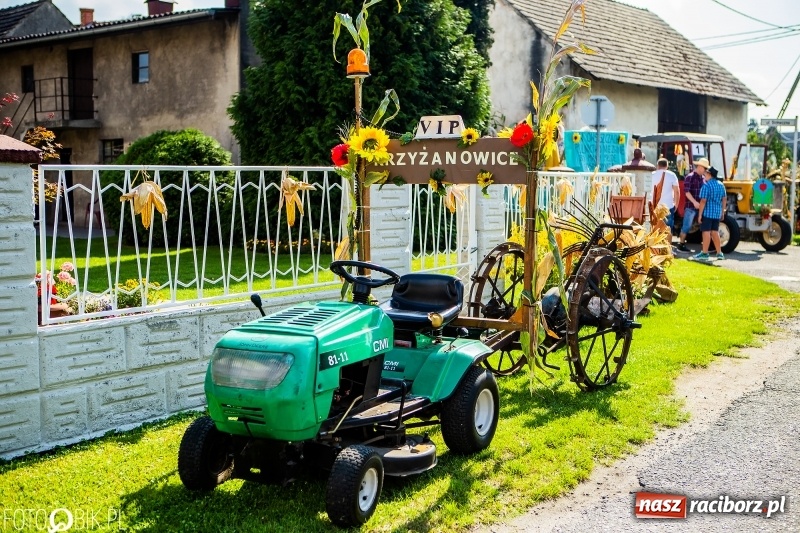 Zdjęcie w galerii na portalu naszraciborz.pl: Dożynki gminy Krzyżanowice. W Roszkowie jak na karnawale w Rio wiadomości z regionu
