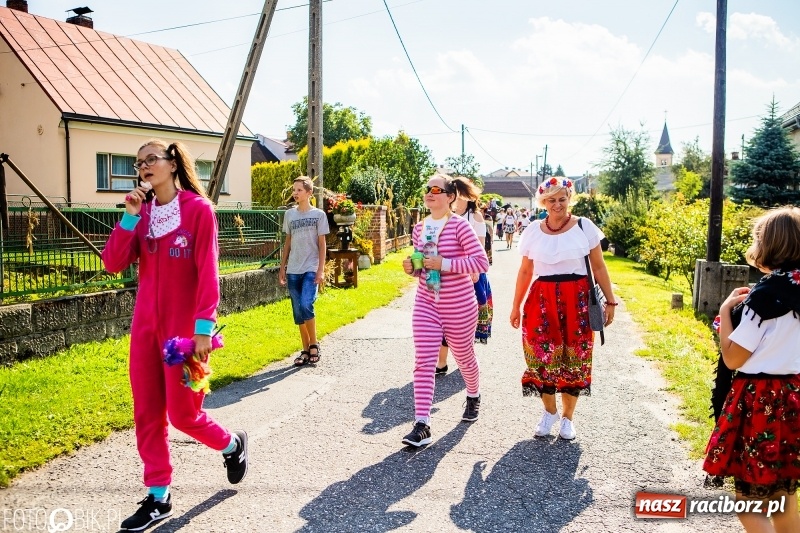 Zdjęcie w galerii na portalu naszraciborz.pl: Dożynki gminy Krzyżanowice. W Roszkowie jak na karnawale w Rio wiadomości z regionu