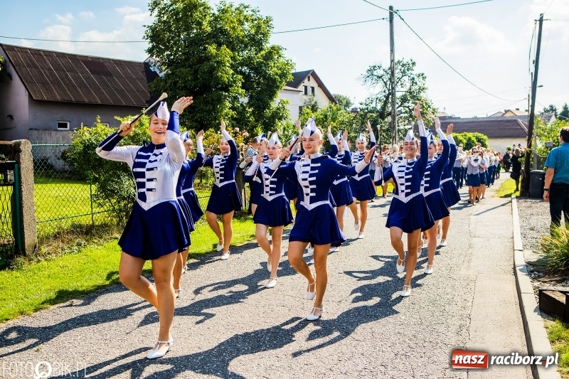 Zdjęcie w galerii na portalu naszraciborz.pl: Dożynki gminy Krzyżanowice. W Roszkowie jak na karnawale w Rio wiadomości z regionu