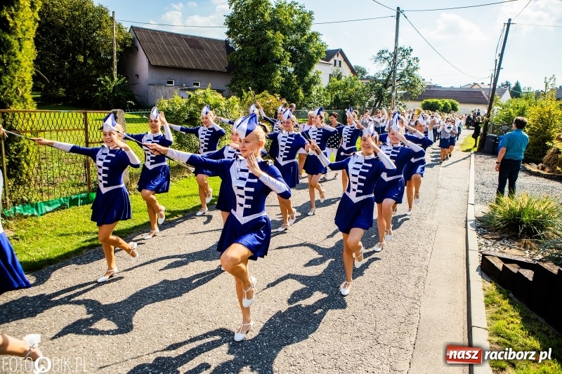 Zdjęcie w galerii na portalu naszraciborz.pl: Dożynki gminy Krzyżanowice. W Roszkowie jak na karnawale w Rio wiadomości z regionu