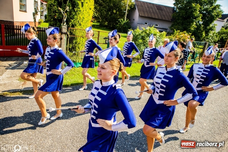 Zdjęcie w galerii na portalu naszraciborz.pl: Dożynki gminy Krzyżanowice. W Roszkowie jak na karnawale w Rio wiadomości z regionu