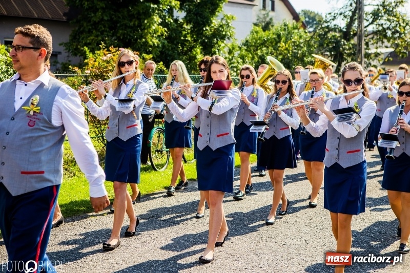 Zdjęcie w galerii na portalu naszraciborz.pl: Dożynki gminy Krzyżanowice. W Roszkowie jak na karnawale w Rio wiadomości z regionu