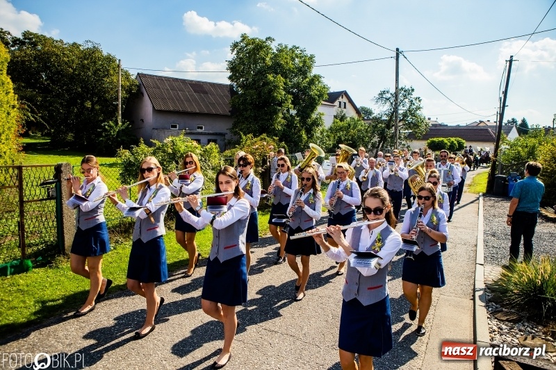 Zdjęcie w galerii na portalu naszraciborz.pl: Dożynki gminy Krzyżanowice. W Roszkowie jak na karnawale w Rio wiadomości z regionu