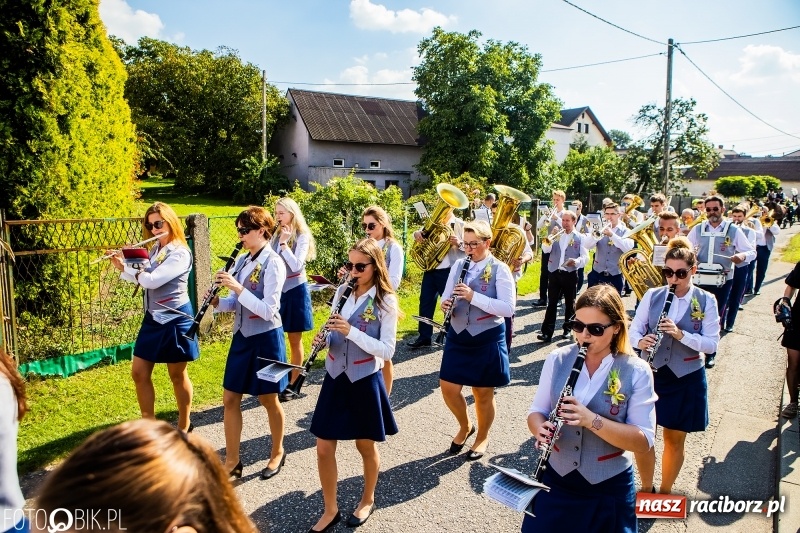 Zdjęcie w galerii na portalu naszraciborz.pl: Dożynki gminy Krzyżanowice. W Roszkowie jak na karnawale w Rio wiadomości z regionu