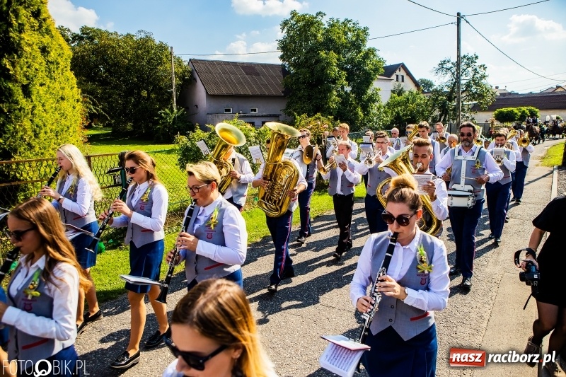 Zdjęcie w galerii na portalu naszraciborz.pl: Dożynki gminy Krzyżanowice. W Roszkowie jak na karnawale w Rio wiadomości z regionu