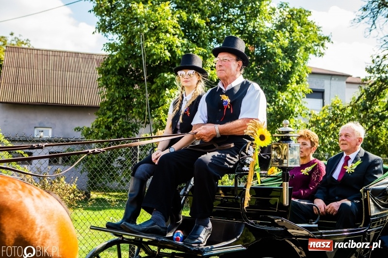Zdjęcie w galerii na portalu naszraciborz.pl: Dożynki gminy Krzyżanowice. W Roszkowie jak na karnawale w Rio wiadomości z regionu