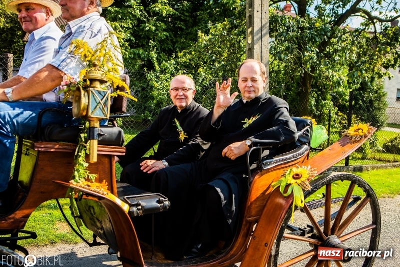 Zdjęcie w galerii na portalu naszraciborz.pl: Dożynki gminy Krzyżanowice. W Roszkowie jak na karnawale w Rio wiadomości z regionu
